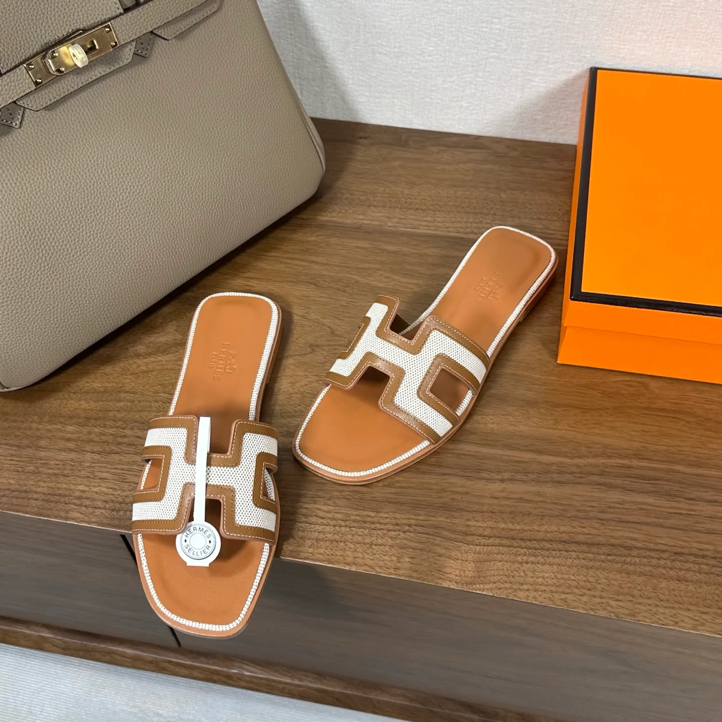 👟👟Ex-factory price 440👟👟 Hermes Hermes H slippers Oasis sandals series——————————Fashionable and versatile Super comfortable Every detail is made to the extreme Original swift calfskin Original 1:1 exclusive private mold upper/original leather outsole ▪️Packaging: Each pair of shoes comes with packaging ▪️SIZE: 35~42 (.40.41.42 customization is non-refundable and non-exchangeable)